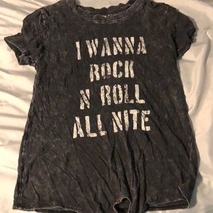 Soft t-shirt that ties at the bottom